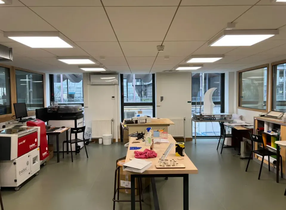 Это называется Fablab; здесь есть 3D-принтеры и лазерные резаки, с которыми я работал над проектами