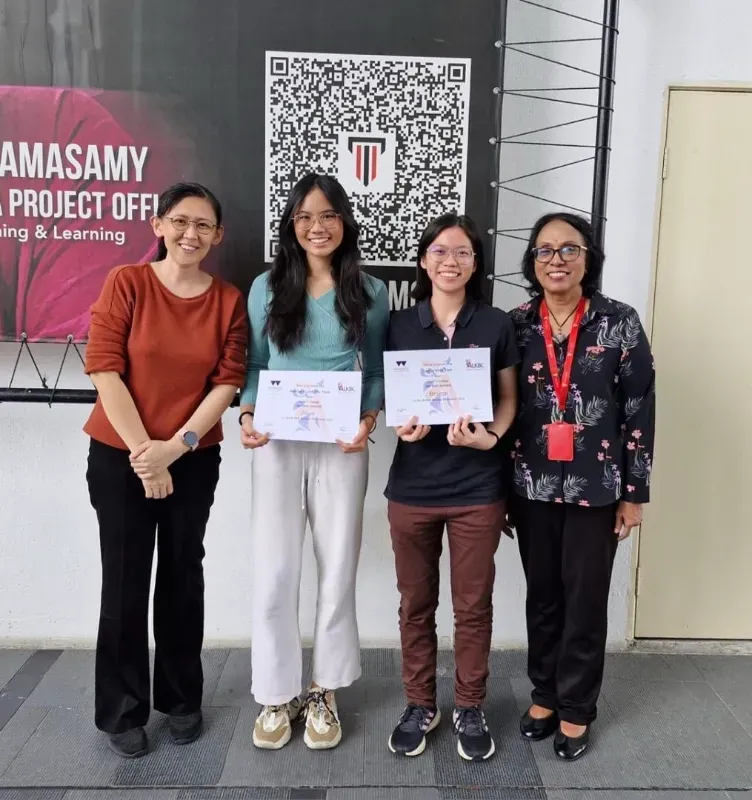 Da esquerda: Sra. Liew (minha professora de Biologia dos A-Levels no Taylor's College), Sara (minha melhor amiga, com quem compartilhei as mesmas matérias e aulas), eu, Sra. Sujata (Diretora do Programa A-Levels no Taylor's College)