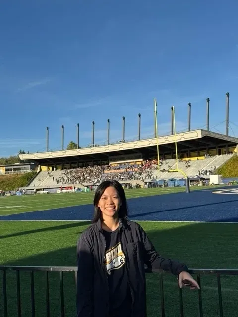 Tive a oportunidade de assistir a um jogo de futebol americano na Universidade da Colúmbia Britânica, experimentando o vibrante espírito do campus.