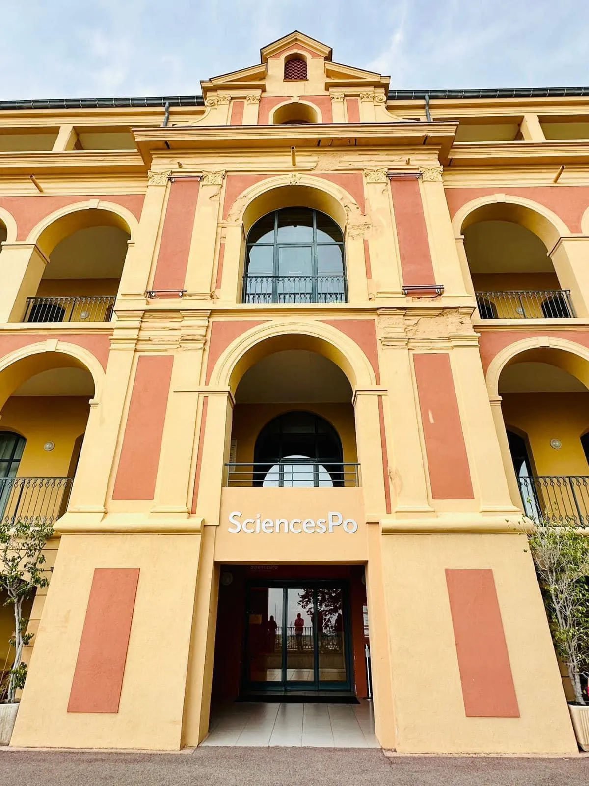 Вход - кампус Sciences Po Paris в Ментоне
