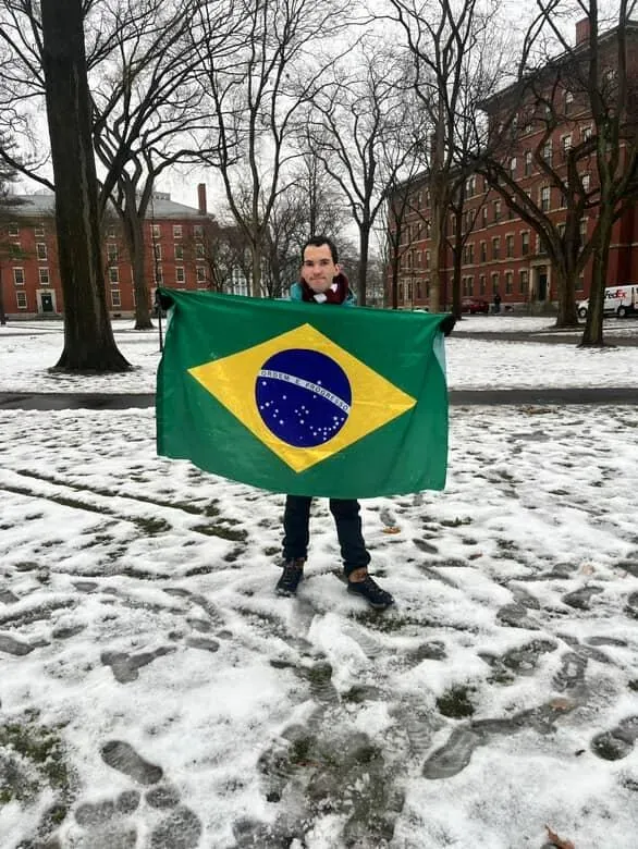 Это фото было сделано на территории Гарварда перед участием в Harvard Model United Nations (HMUN) в 2024 году.