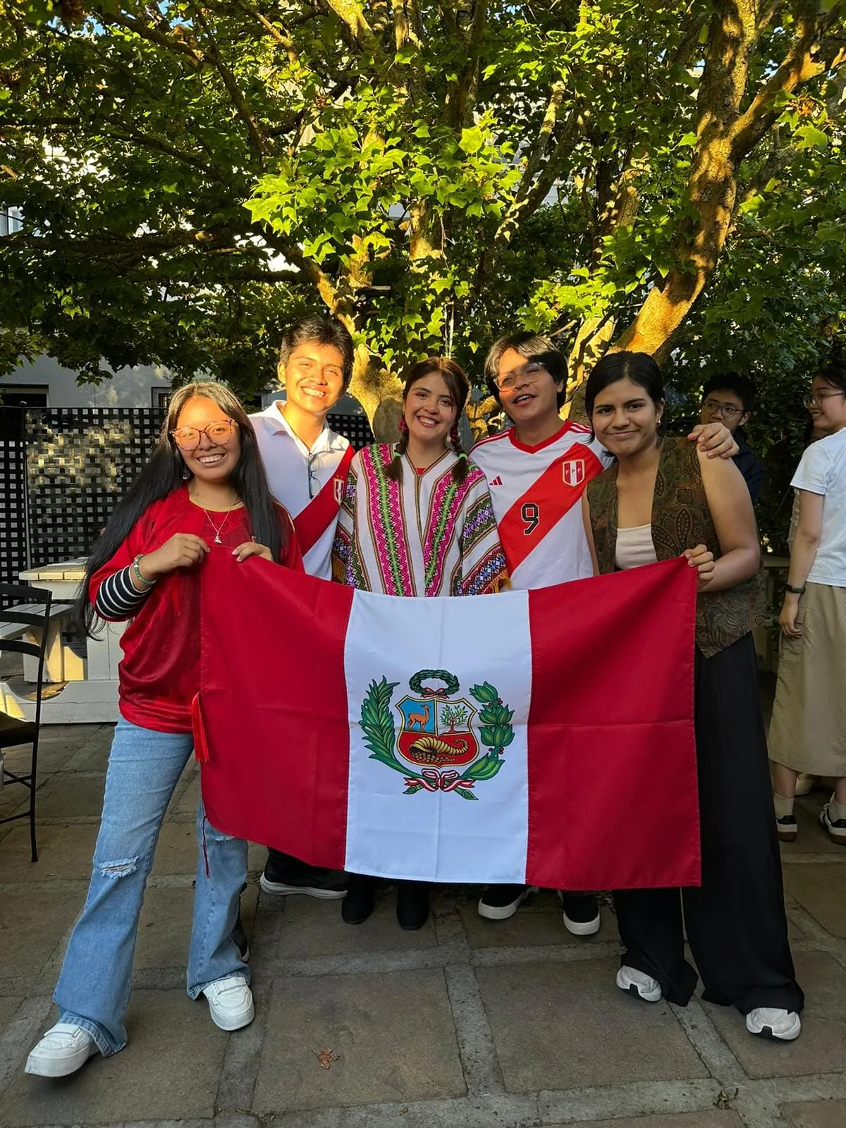 Photo de la cohorte péruvienne, incluant Angel Guzman, Maricielo Chalco, Ariadna Villavicencio et Jefferson Bances