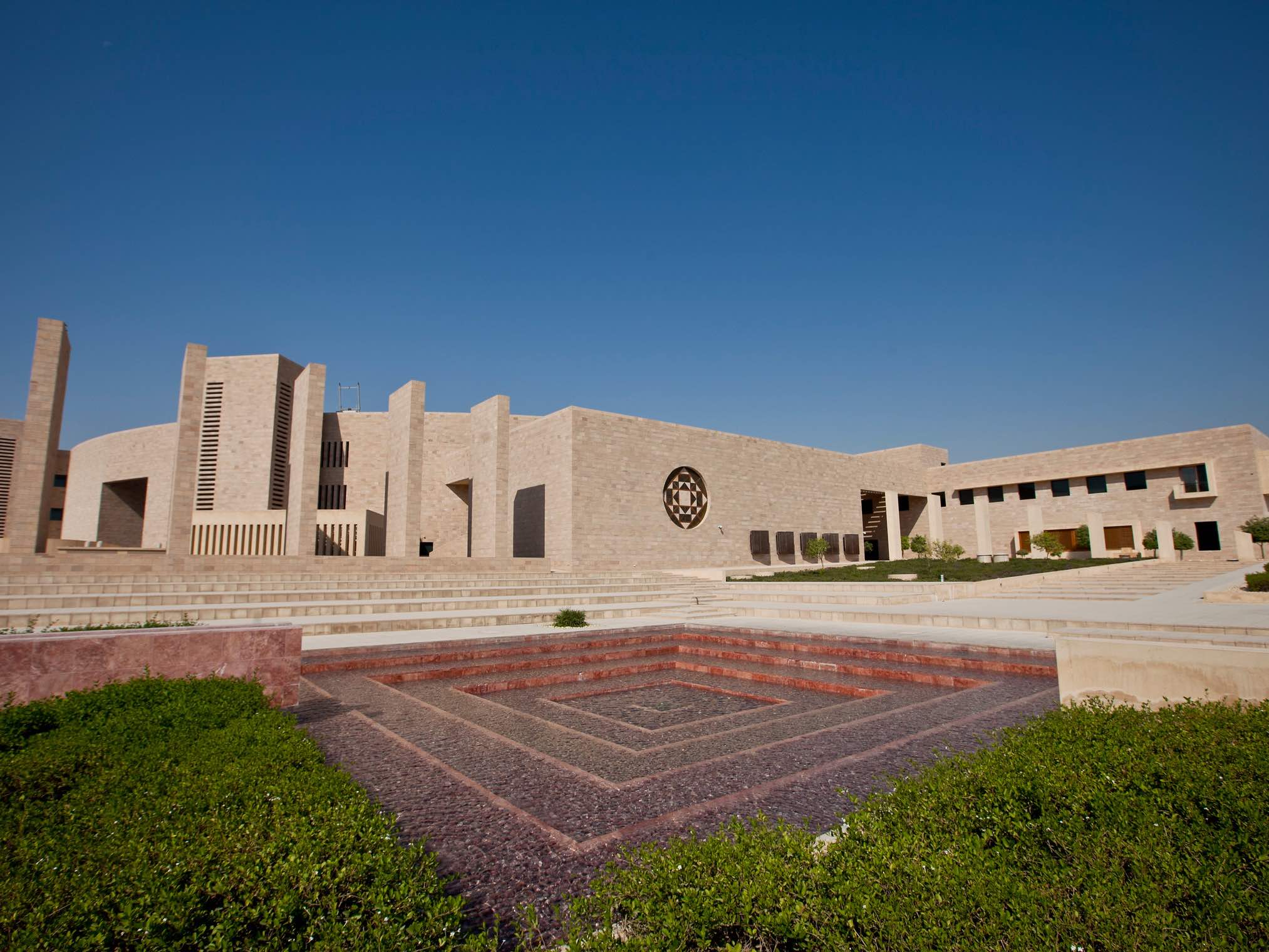 حرم CMU-Q الجامعي!