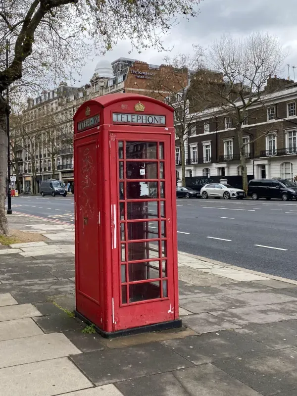 A primeira cabine telefônica que fotografei quando cheguei a Londres!