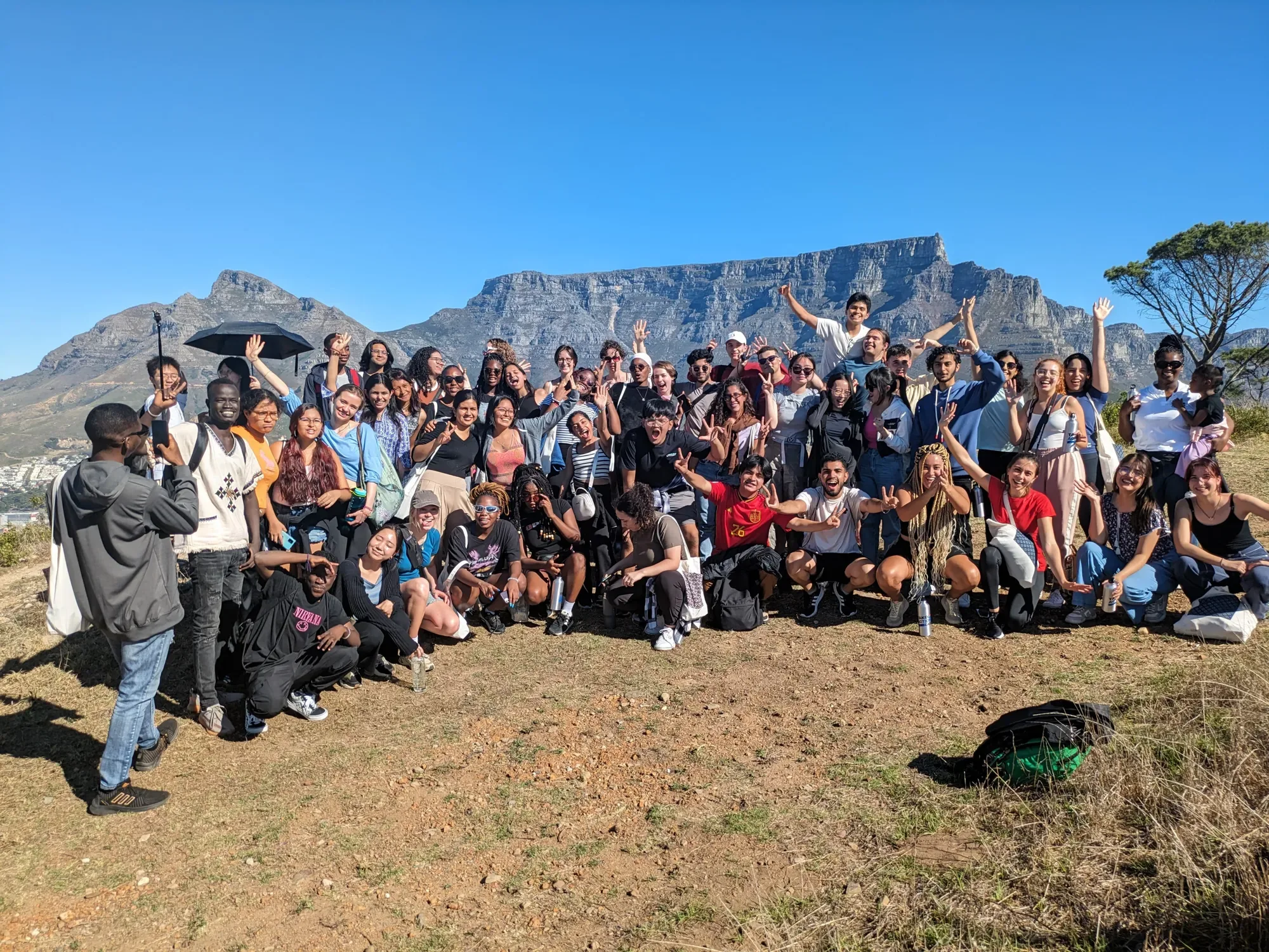 Photo de la cohorte du printemps 2024 devant Table Mountain