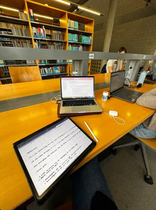 الدراسة في المكتبة