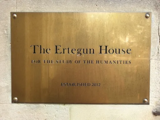 Do lado de fora da Ertegun House para o Estudo das Humanidades